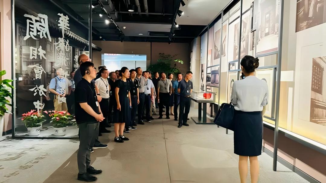 “滚烫暑气”难抵“求知热情”—— 国内多所知名高校...